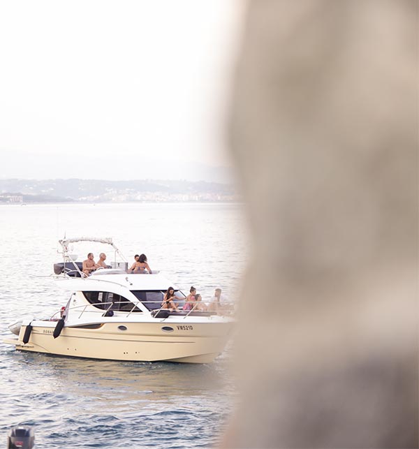 Imbarcazione Dorado in navigazione con skipper
