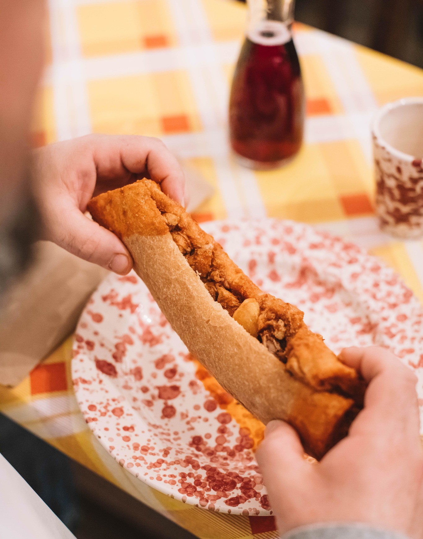 Mani che reggono una pitta lunga ripiena di morzello