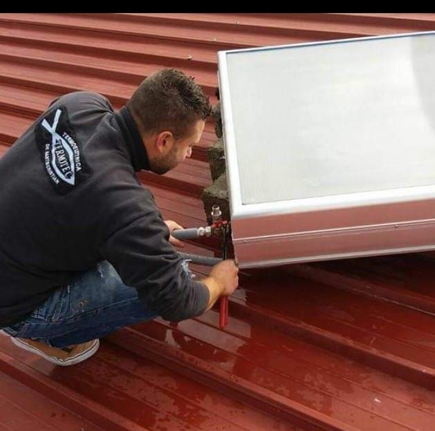 Installazione pannello solare termico su copertura metallica